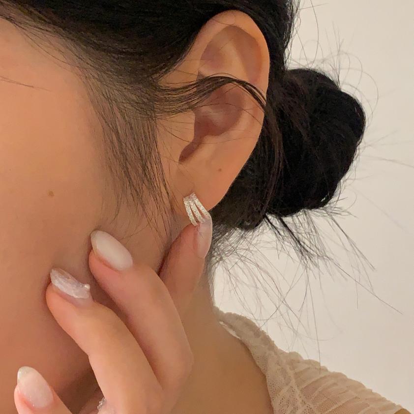 Pendientes minimalistas de flor y nota musical en plata de ley 925 con baño de oro