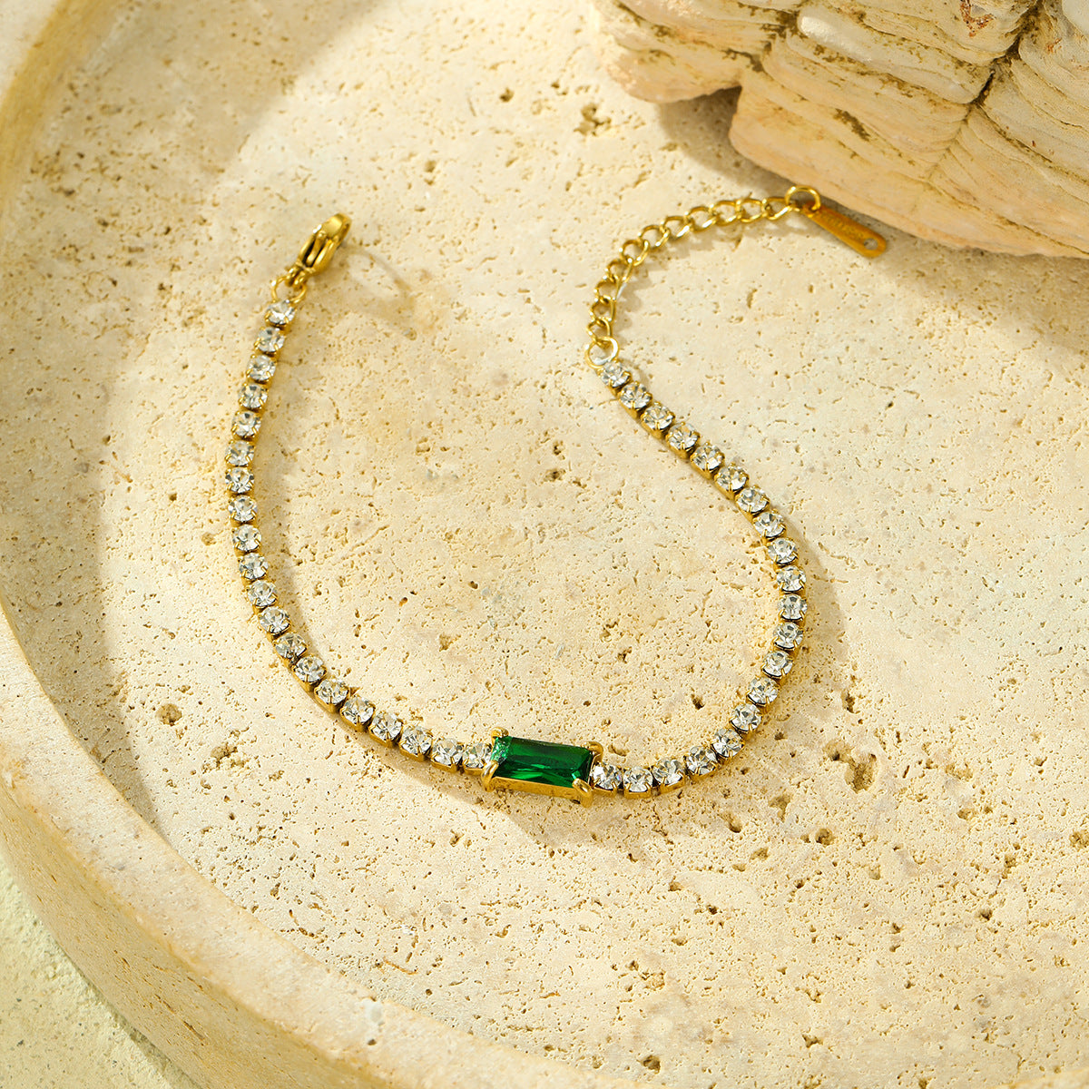 Bracciale da donna placcato oro 18 carati con zircone verde a forma di rettangolo, in acciaio inossidabile