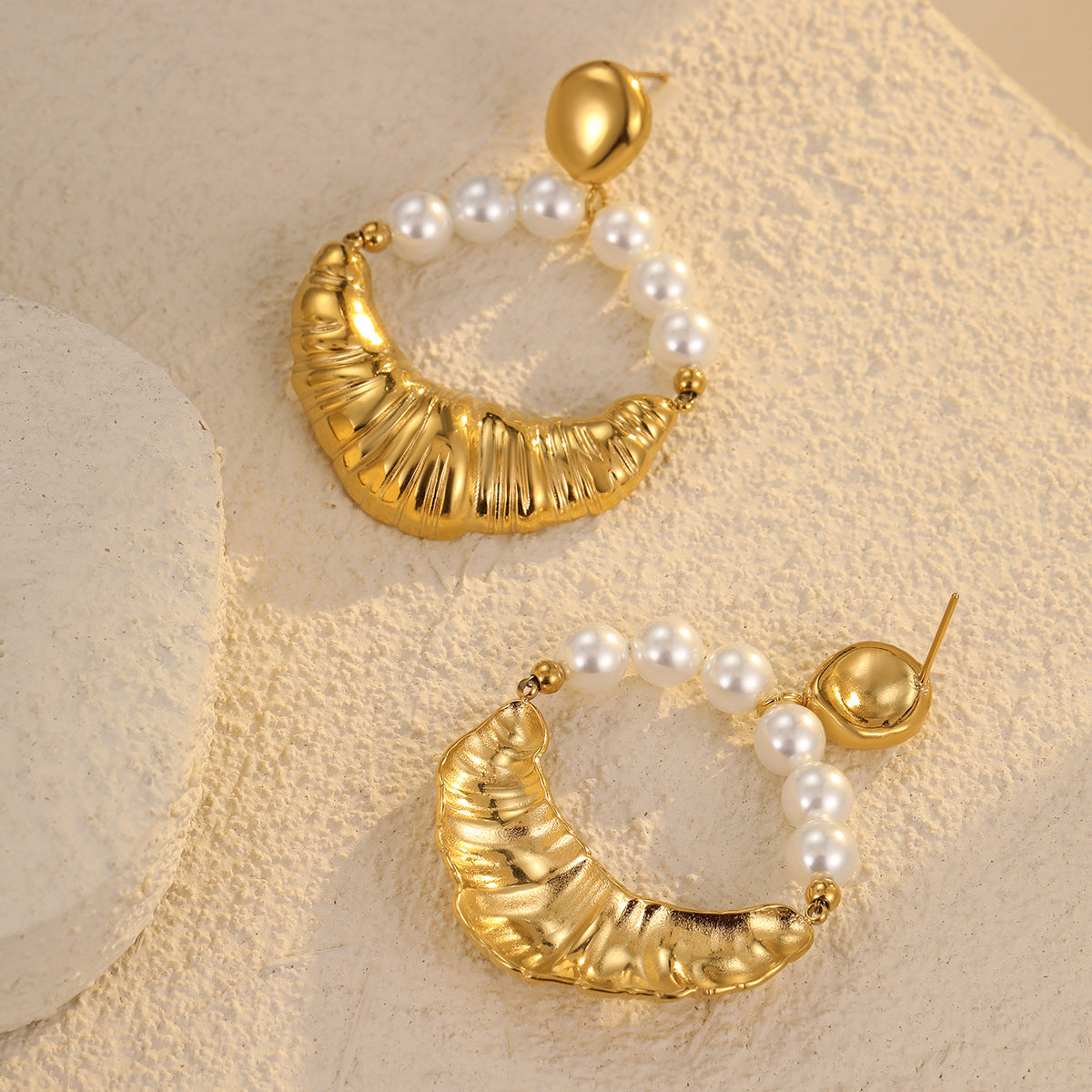 Orecchini a perno da donna a forma di megafono minimalista in acciaio inossidabile con placcatura in oro e accento di perla