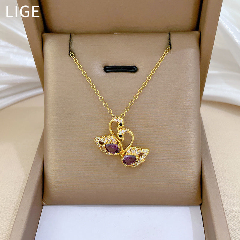 Collana con ciondolo cigno e anatra mandarina in stile cartone animato in acciaio al titanio con intarsio di strass per uomo e donna