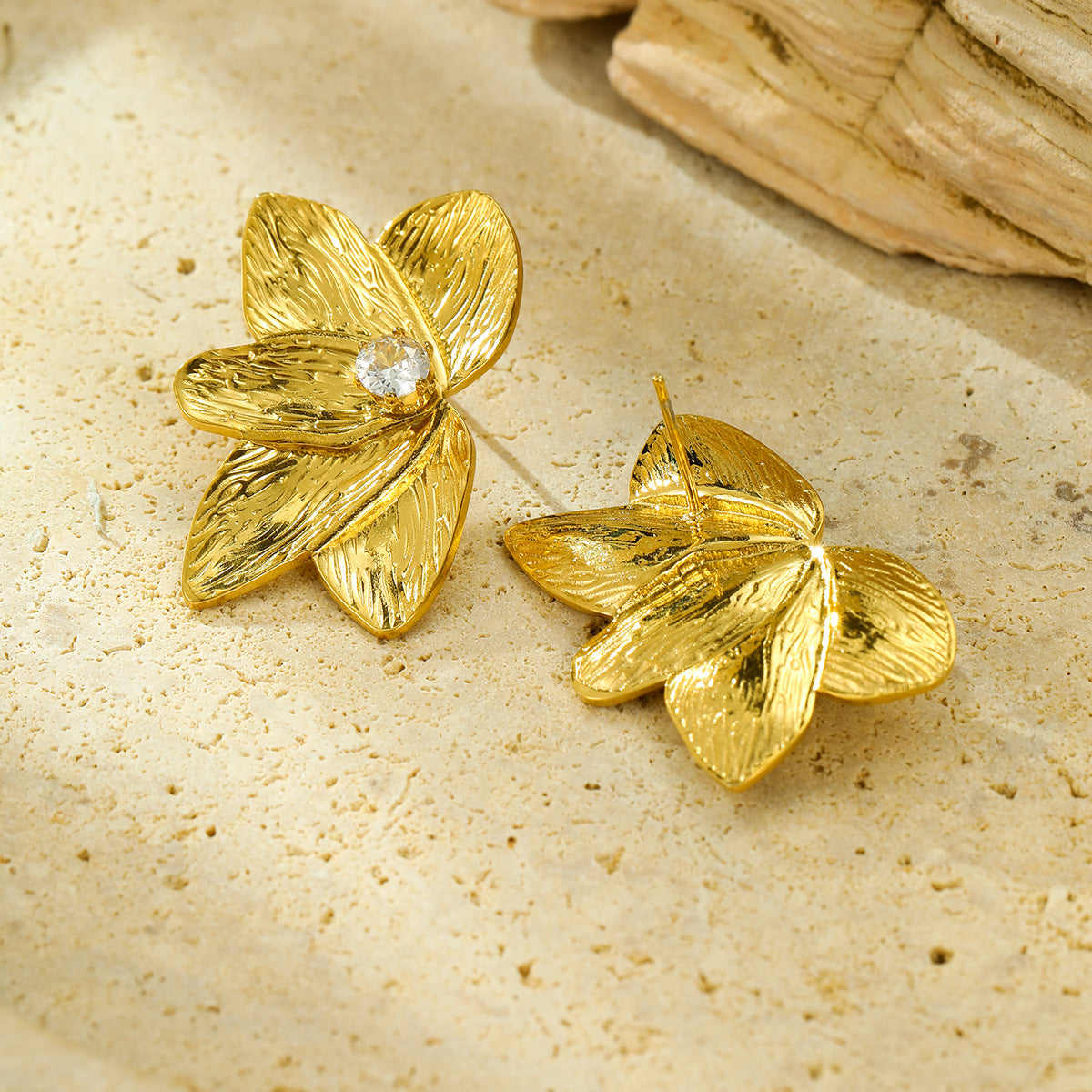 Orecchini Minimalisti in Acciaio Inossidabile con Placcatura in Oro 18K, a Mezzo Petalo, con Intarsio di Zirconi, da Donna
