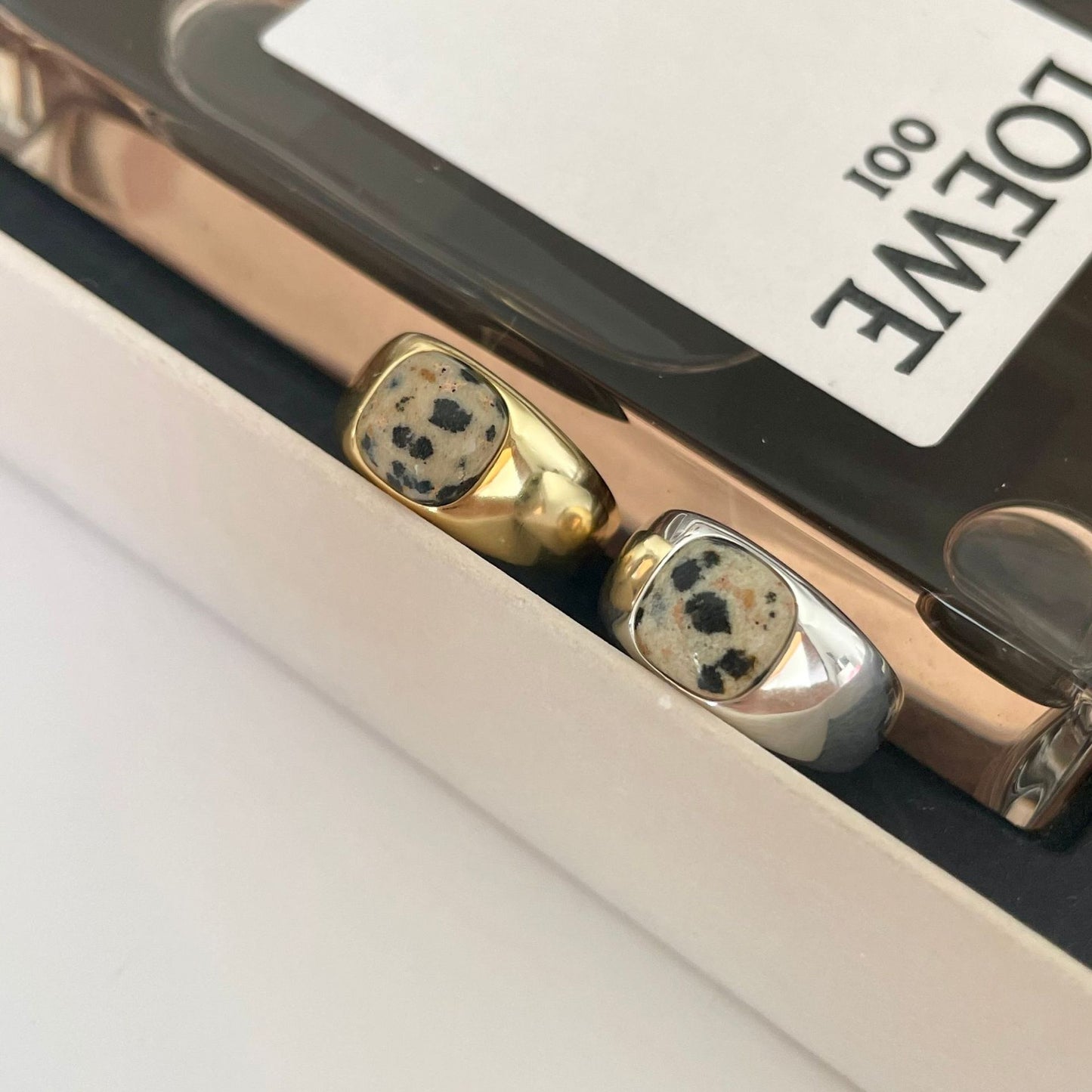 Anillo Minimalista de Plata de Ley 925 con Diseño de Corazón y Facetas Geométricas Biseladas para Mujer