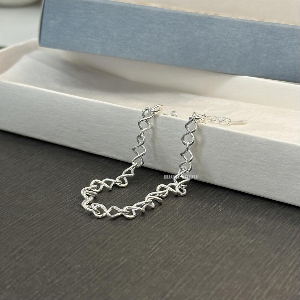 Pulsera Minimalista de Torsión Geométrica en Plata de Ley 925 con Baño de Oro