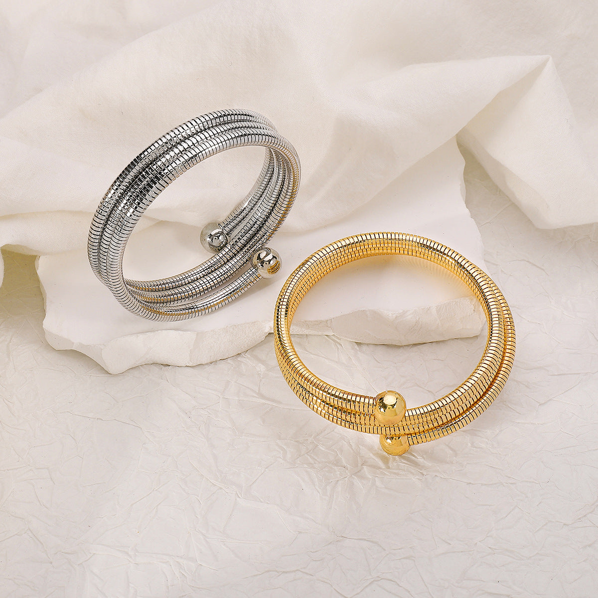 Pulsera de aleación geométrica minimalista con acabado chapado para mujer, brazalete de estilo urbano a la moda