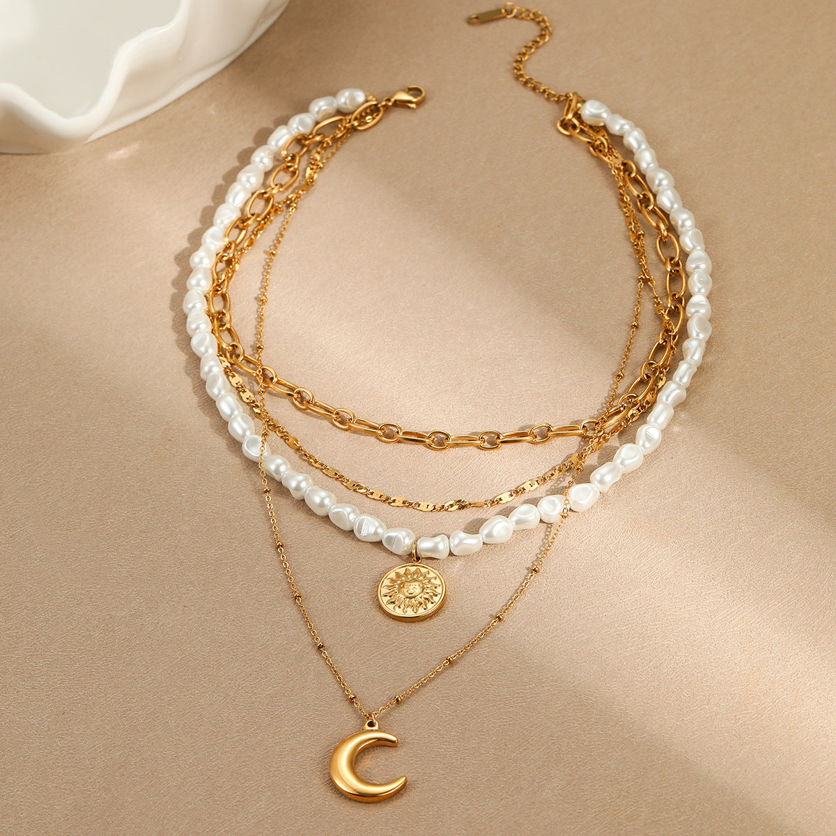 Elegante collar de perlas barrocas en capas para mujer, cadena de clavícula de acero inoxidable con diseño geométrico y acabado galvanizado.