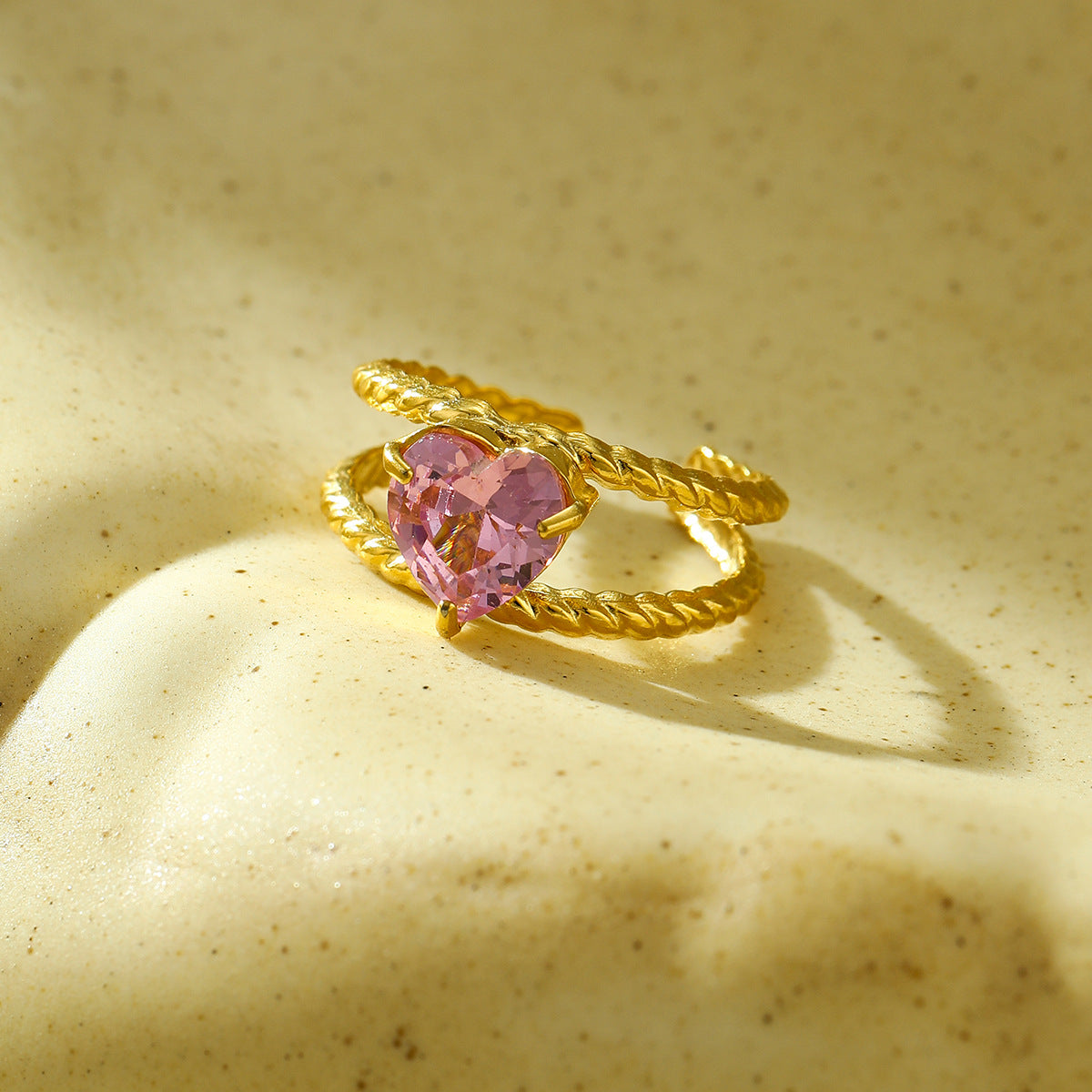 Anello da donna minimalista con cuore aperto in acciaio al titanio placcato oro, stile vintage francese, con accenti di strass rosa