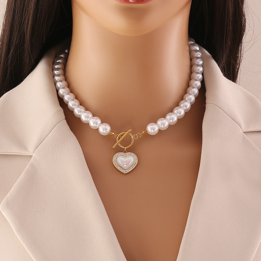 Collana alla moda in acciaio inossidabile a forma di cuore con perle simulate da donna