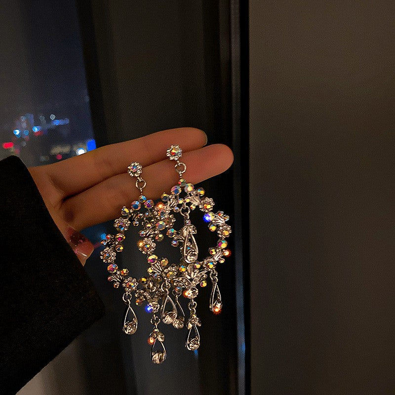 Orecchini a perno di lusso con lega geometrica irregolare e intarsio di strass, placcati argento, alla moda e versatili da donna