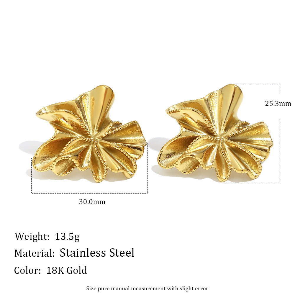 Orecchini floreali minimalisti in acciaio inossidabile con placcatura in oro 18 carati e design a petalo testurizzato da donna