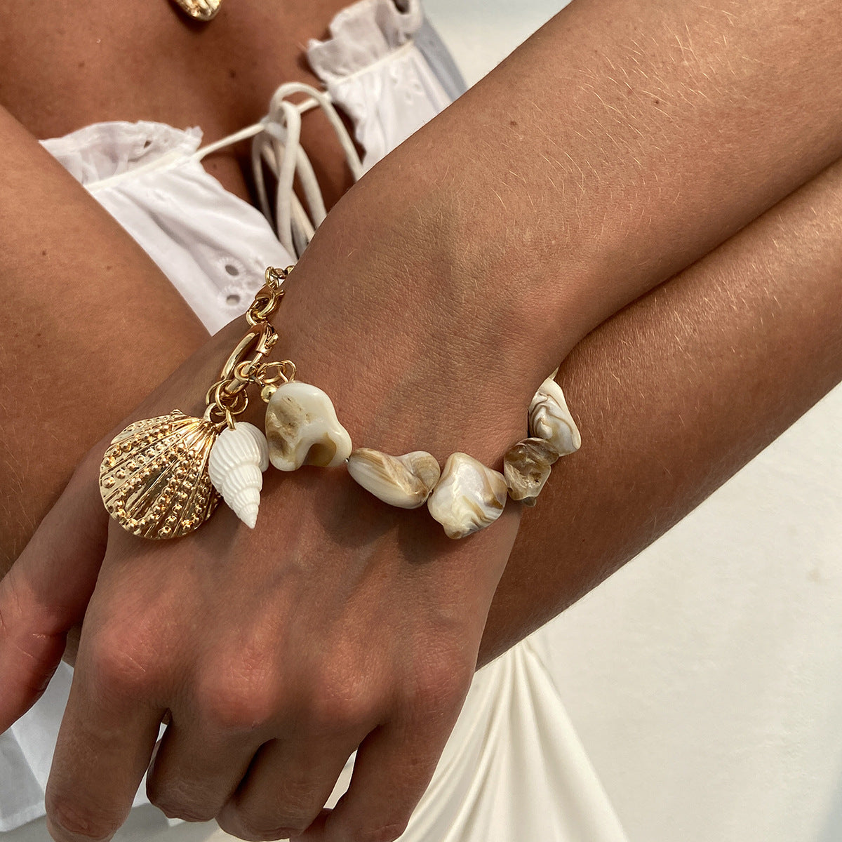 Collar con colgante de conchas y flores estilo vacaciones para mujer con acabado chapado y cadena hecha a mano