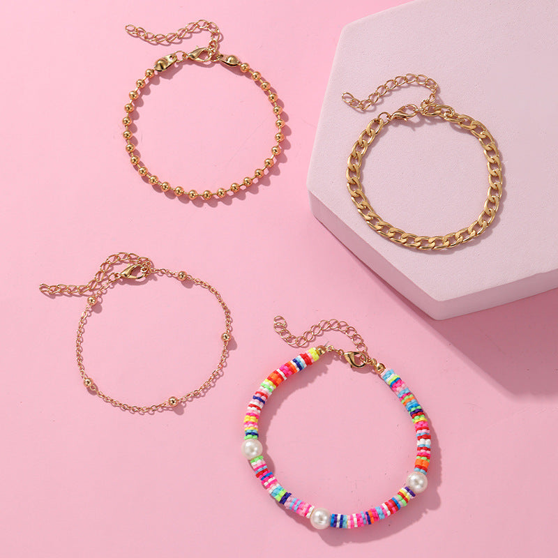 Braccialetto Bohemien per Bambini con Perline Quadrate Bianche, Ciondoli a Lettera Colorati e Accenti di Perle