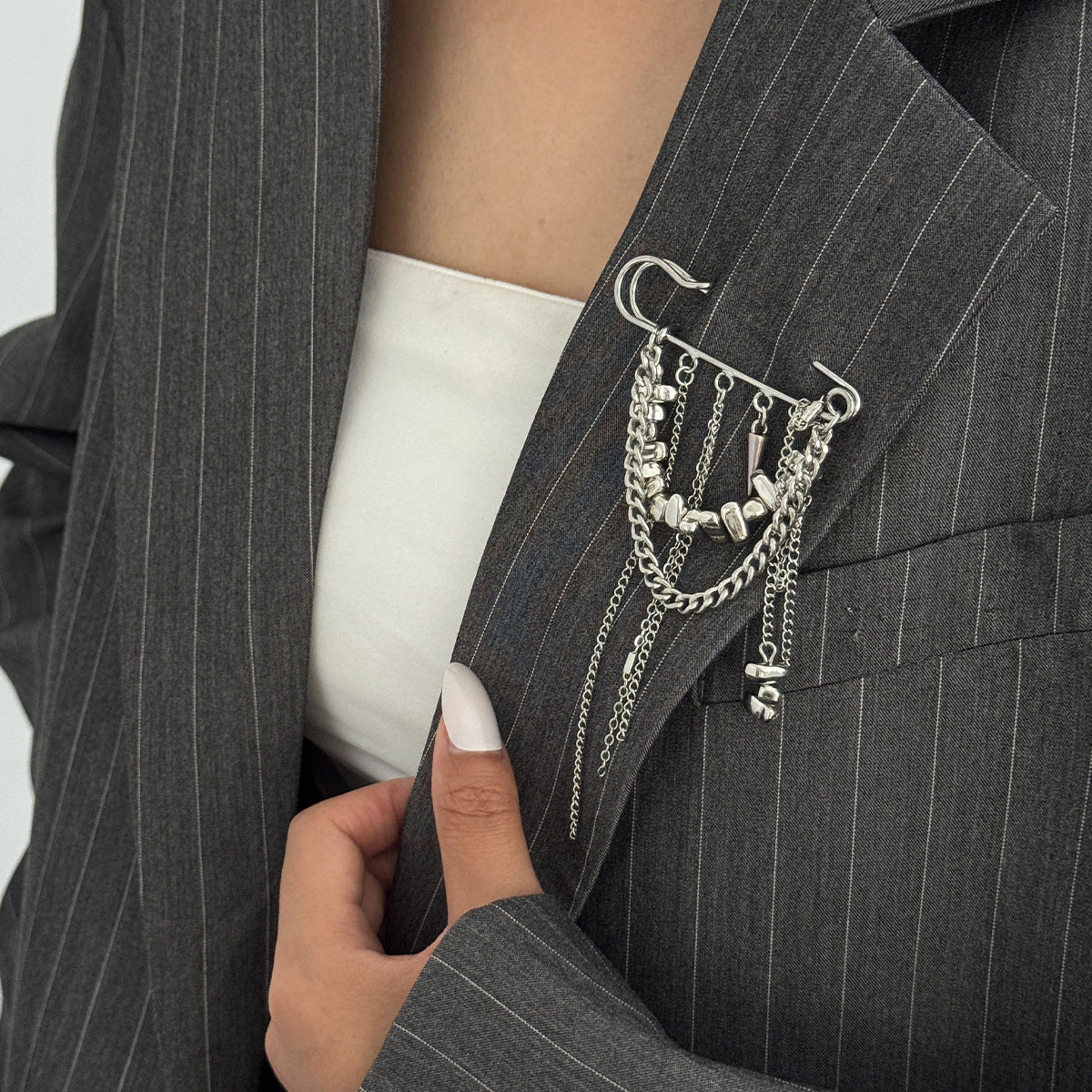 Elegant Geometric Round Plated Iron Brooch with Tassel Chain for Women