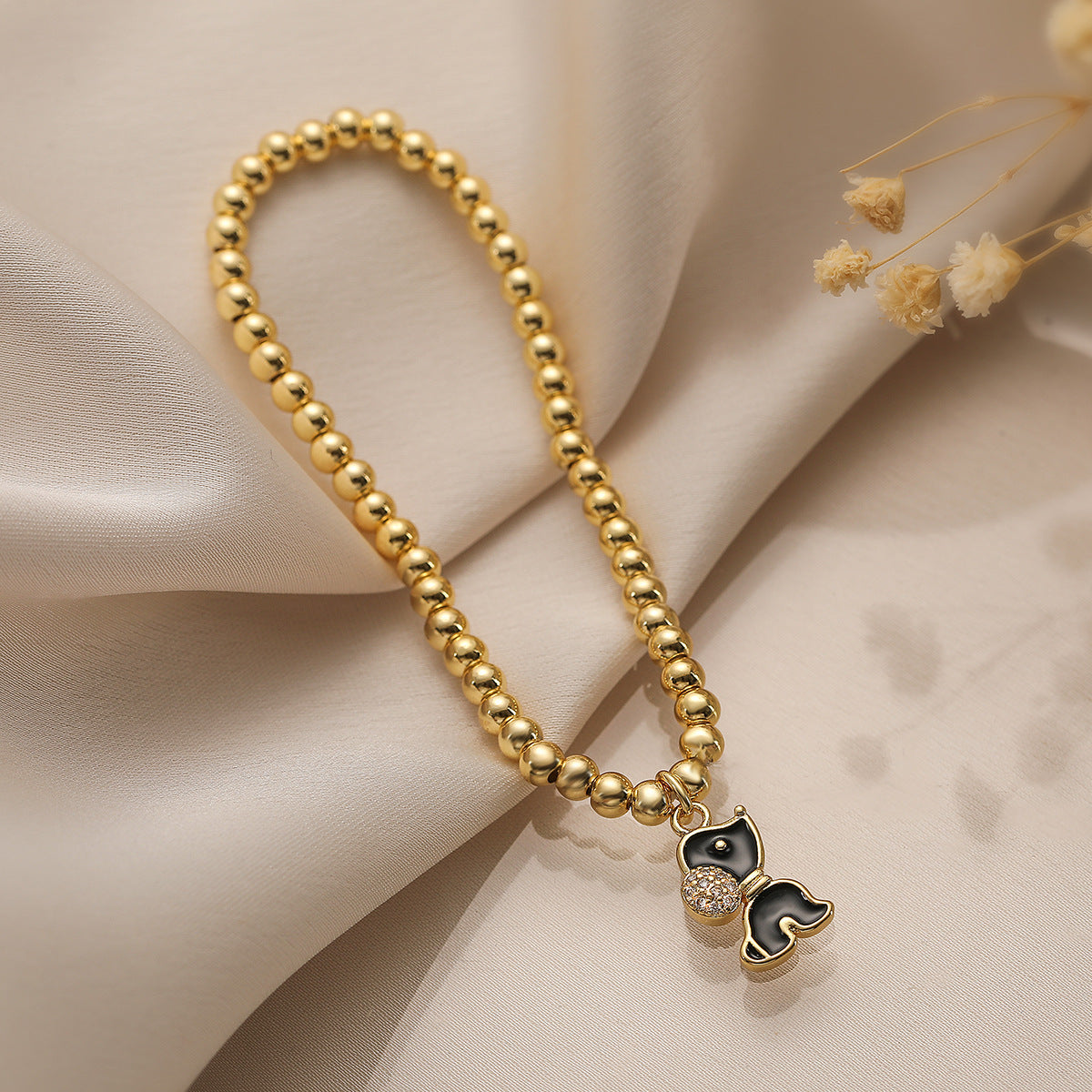 Bracciale con ciondolo a forma di cane per donne con perle di rame e finitura smaltata, gioielli alla moda con design animale minimalista