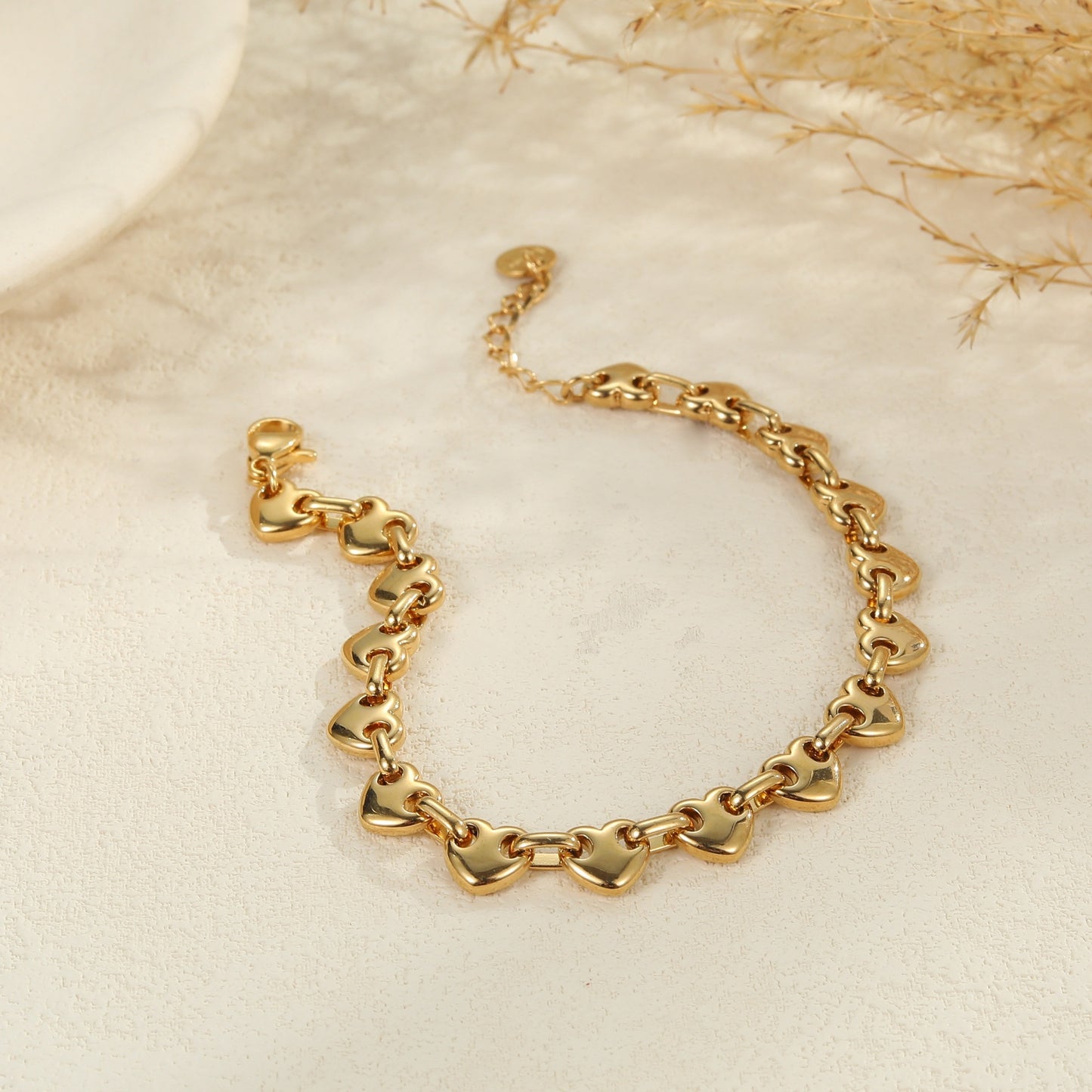 Fashionable Hollow Heart Stainless Steel Bracelet for Women with Plated Finish Minimalist Elegant Luxury Style
