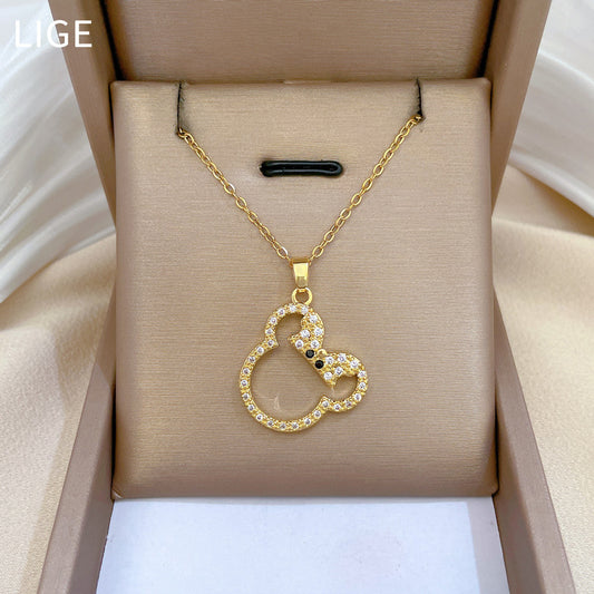 Elegante collar con colgante de gato con lazo para mujer con diamantes de imitación en cadena de acero de titanio, diseño geométrico minimalista