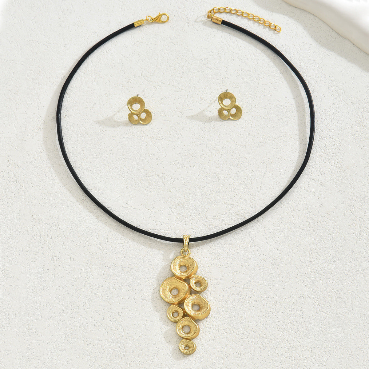 Juego de collar con colgante de cobre geométrico irregular minimalista inspirado en Chanel con aretes a juego para mujer