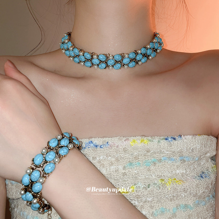 Set di collana con ciondolo rotondo in perle finte placcato in stile vintage con bracciale e orecchini abbinati da donna