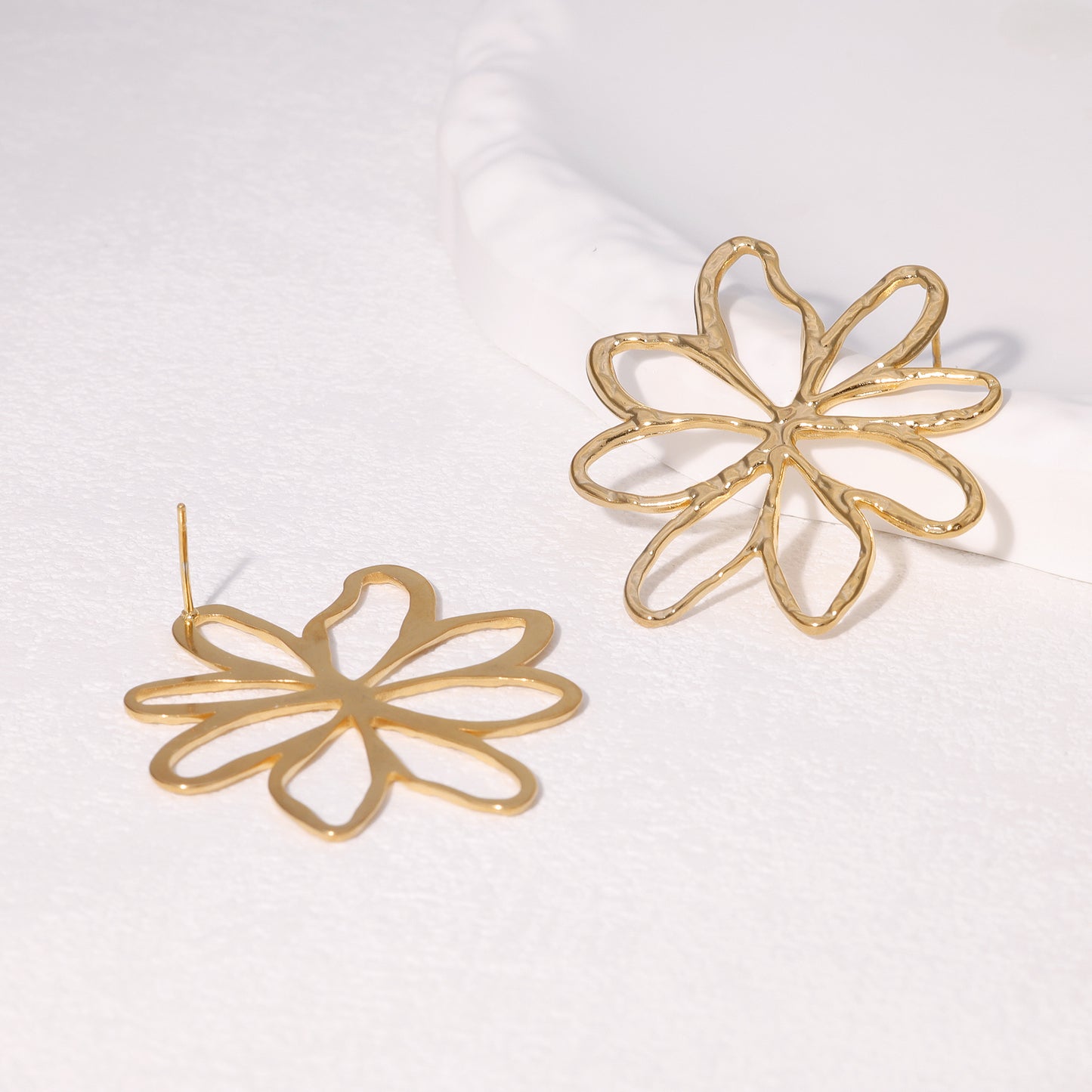 Natural Floral Hollow Design 18K Gold Plated Stainless Steel Stud Earrings for Women