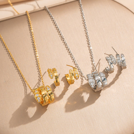 Elegante collana a forma di serpente da donna, in acciaio al titanio placcato oro 18 carati e tempestato di strass