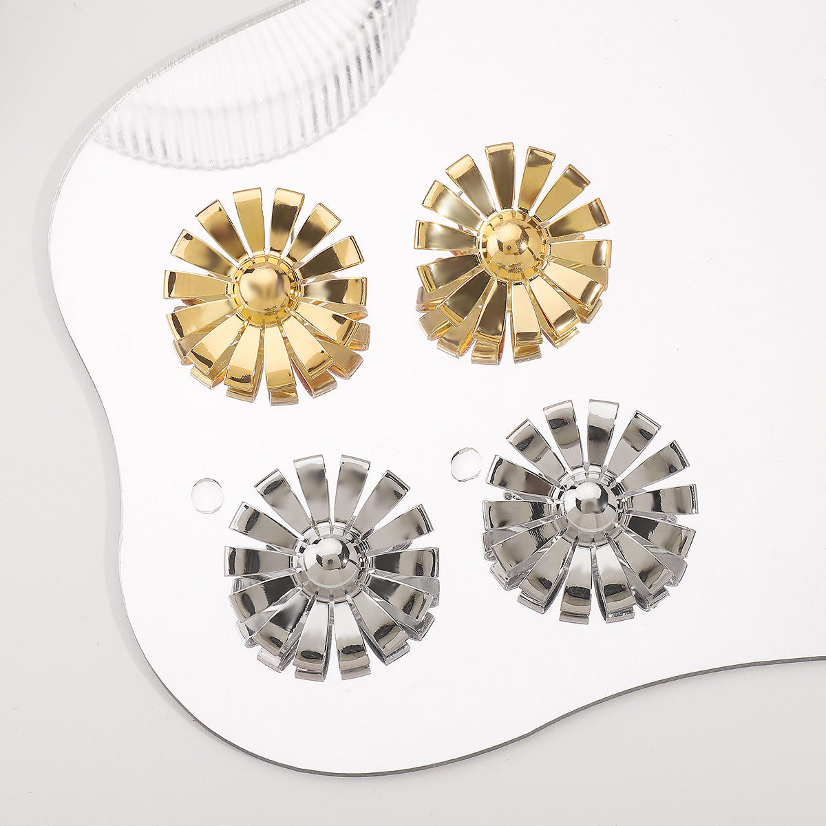 Orecchini da donna vintage floreali e geometrici a girasole in ferro con finitura galvanizzata