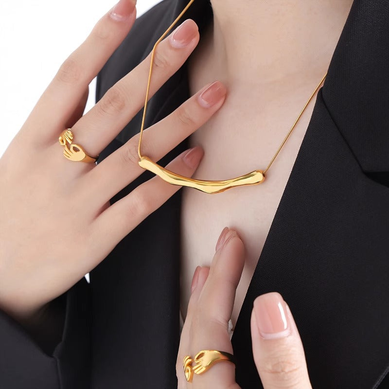 Collar minimalista de acero de titanio con textura irregular para mujer, cadena corta para clavícula con diseño original