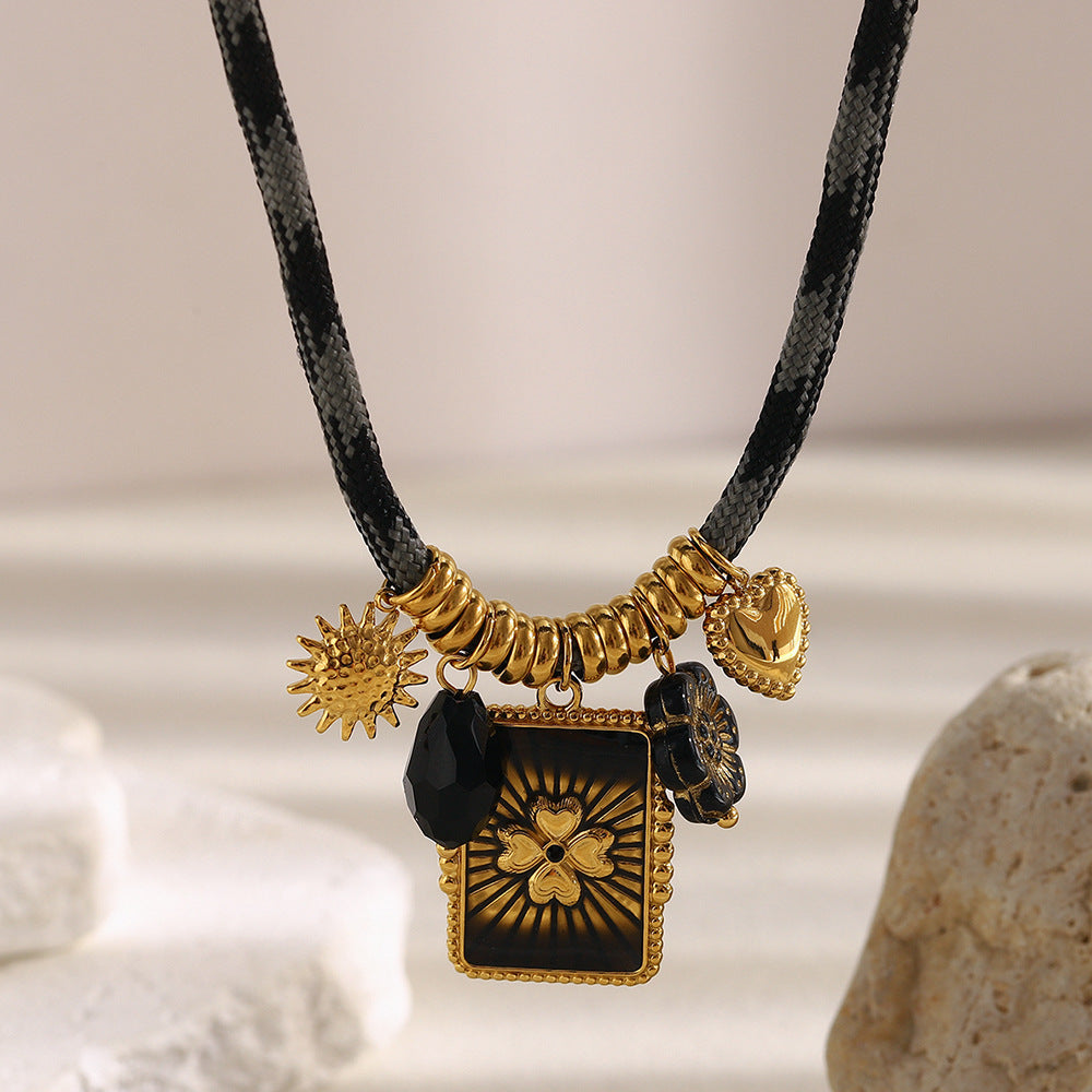 Collana di lusso vintage a ciondolo quadrato con motivo floreale in acciaio inossidabile placcato oro 18K