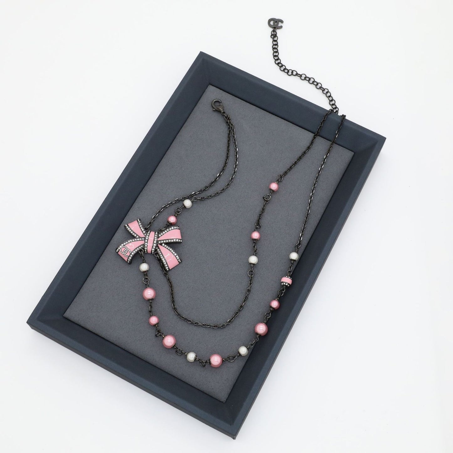 Collana Fiocco Lusso in Ottone Placcato Oro con Dettagli Strass e Smalto, Doppia Catena di Perle per Donna