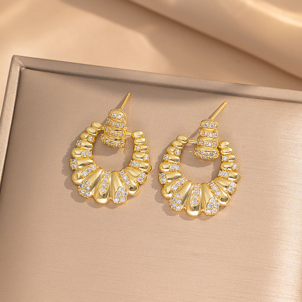 Orecchini a perno Saturno minimalisti color oro in ottone con zirconi per donna