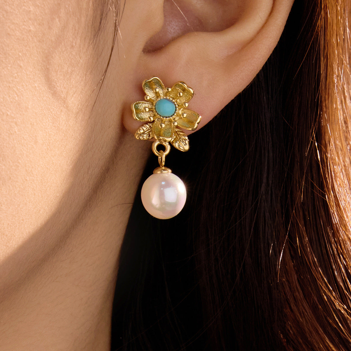 Pendientes colgantes florales de estilo vintage con piedras naturales y detalles de perlas en acero inoxidable con acabado chapado para mujer