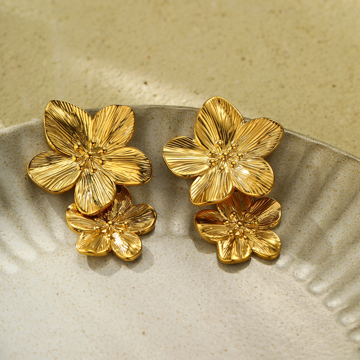Pendientes colgantes de pétalos chapados en oro de acero inoxidable estilo palacio francés vintage para mujer