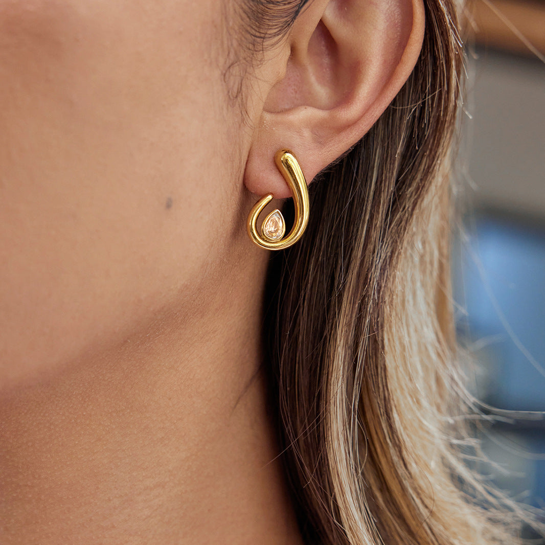 Orecchini a perno da donna di lusso con triangolo geometrico in acciaio inossidabile placcato oro 18 carati e zirconi