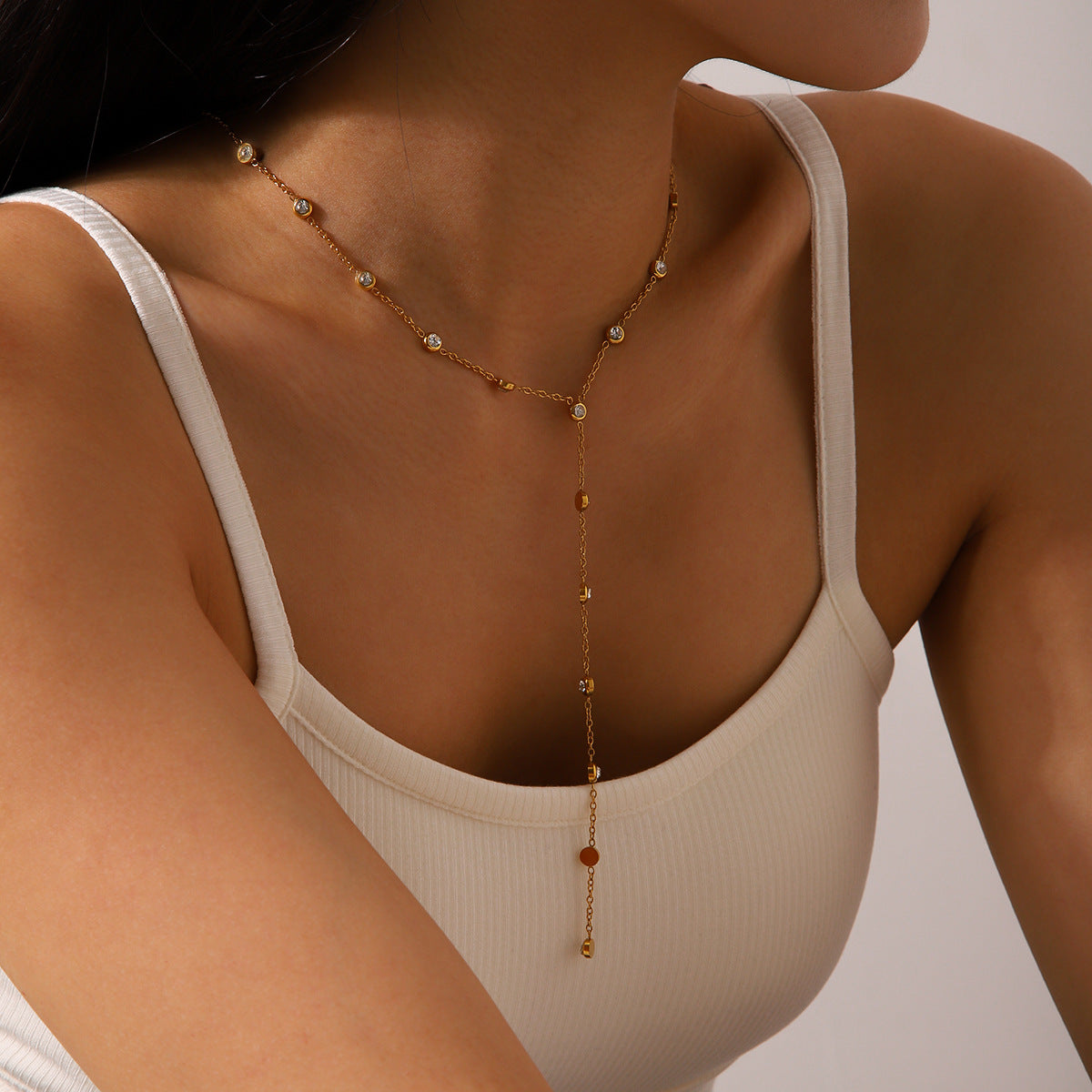 Collana con ciondolo geometrico minimalista in acciaio inossidabile placcato oro 18 carati e strass, design a nappa a Y per donna