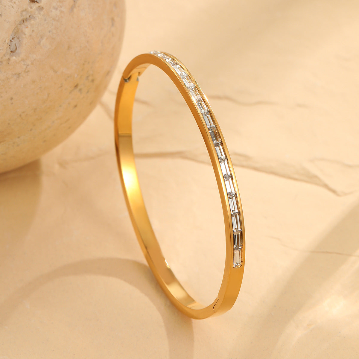 Elegante Pulsera Geométrica de Acero Inoxidable con Incrustaciones de Zirconia de Colores y Acabado Bañado para Mujer