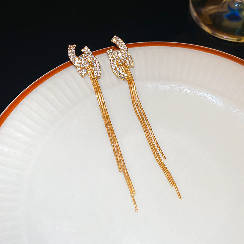 Orecchini pendenti da donna con farfalla minimalista di lusso con zirconia, stile ear cuff, leggeri, ipoallergenici e a clip