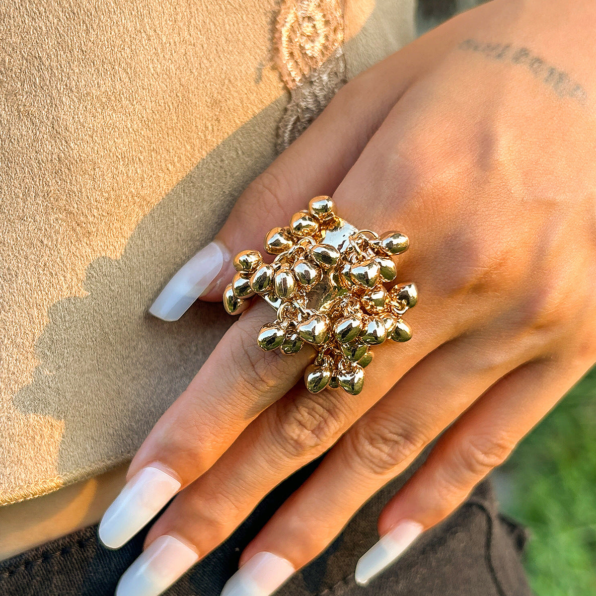 Anello statement bohémien vintage a forma di cuore con perle finte e dettaglio nappa da donna