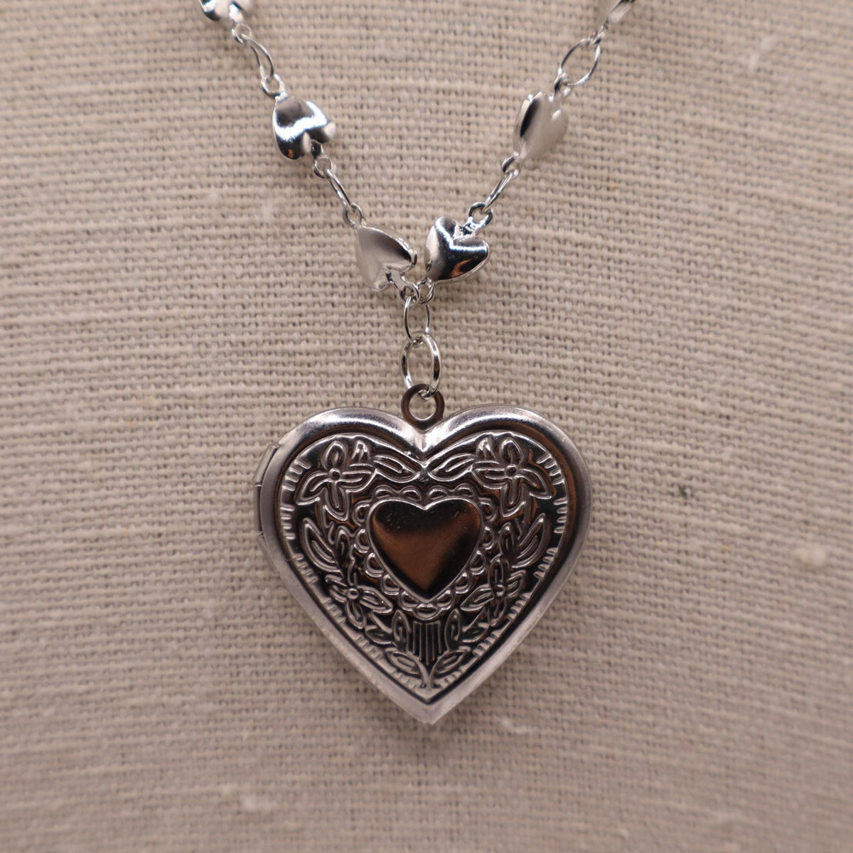 Retro Heart-Shaped Stainless Steel Pendant Necklace with Polished Titanium Steel Locket for Women