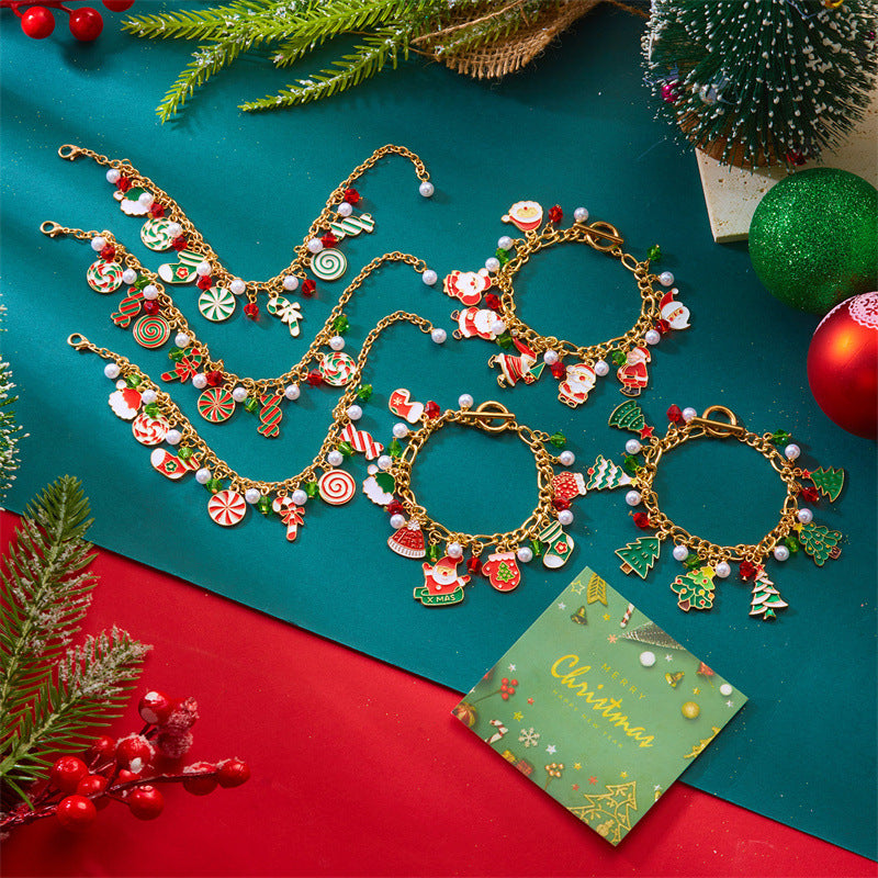 Bracciale artigianale in lega a tema natalizio con ciondolo a forma di Babbo Natale e albero di Natale, perline color caramella, accenti di perle e motivi a fiocco di neve festivi