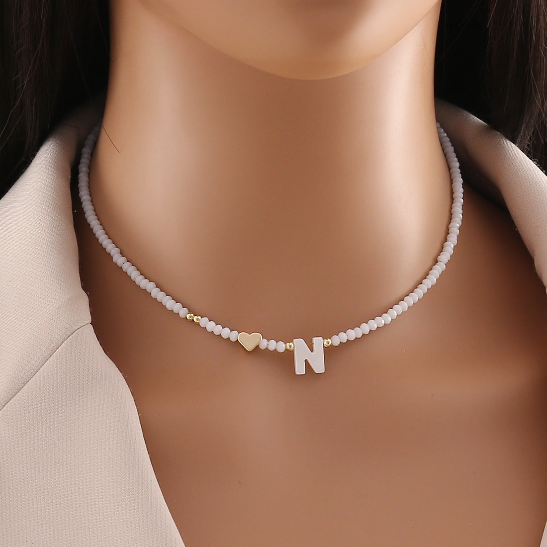 Collana con ciondolo a lettera dal design originale con ciondolo a conchiglia e perline di cristallo da donna