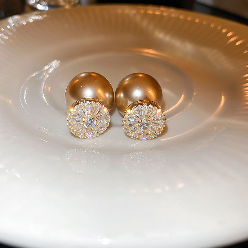 Elegantes pendientes florales de perlas con postes de plata chapados en oro para mujer