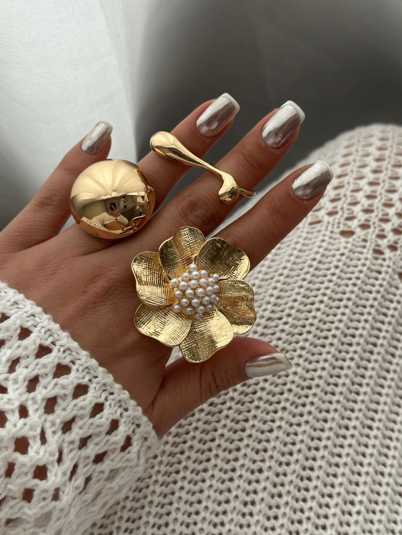 Elegante Anillo de Perlas Redondas con Diseño Floral de Aleación para Mujer