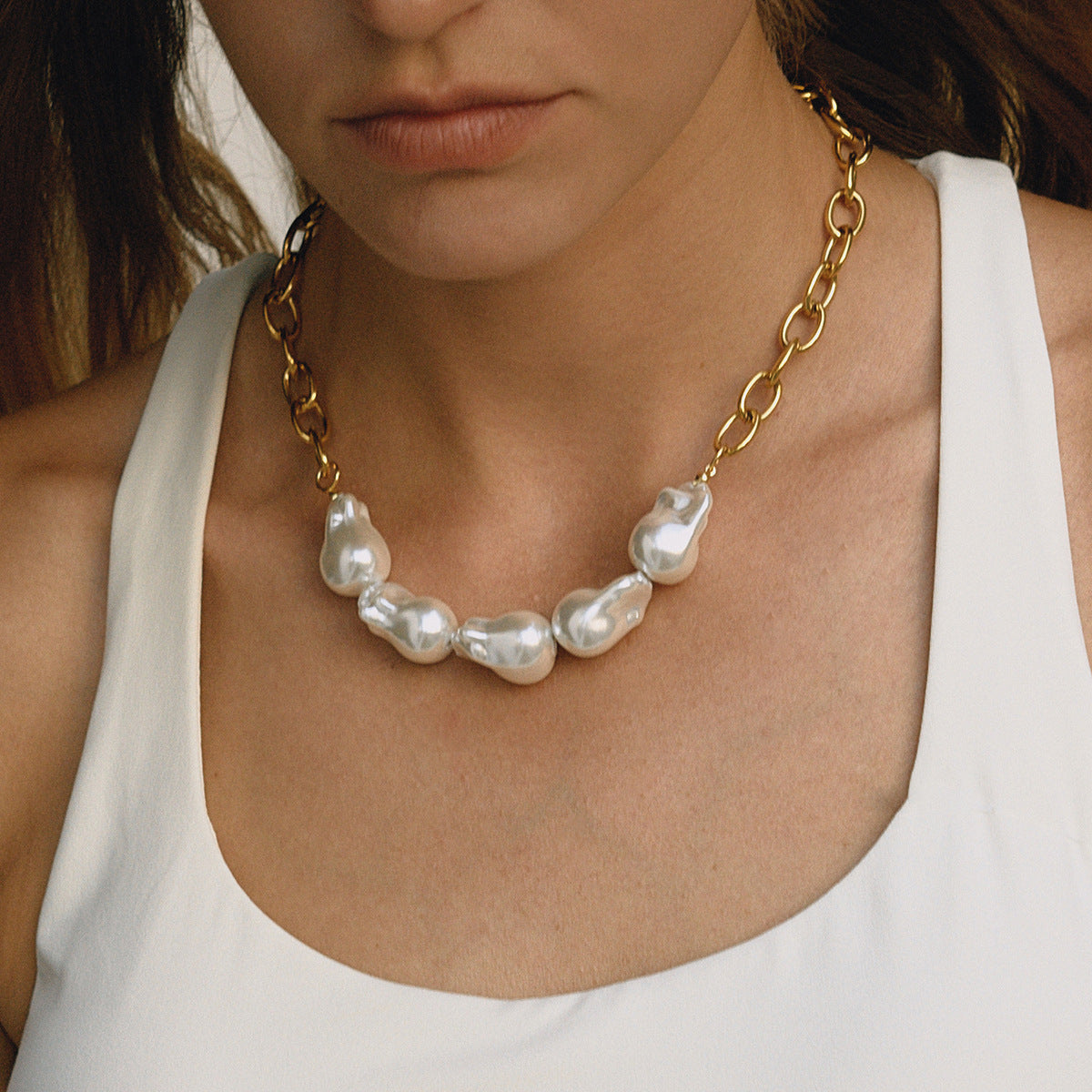 Collana Minimalista Geometrica da Donna in Acciaio al Titanio Placcato con Accento di Perla Barocca, Catena a Clavicola in Acciaio Inossidabile Ipoallergenico