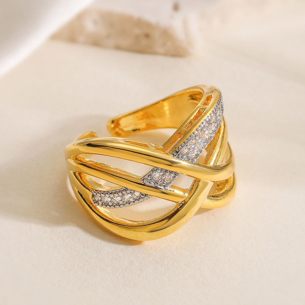 Anello aperto irregolare geometrico vintage da donna in rame placcato oro 18 carati con intarsio di zirconi