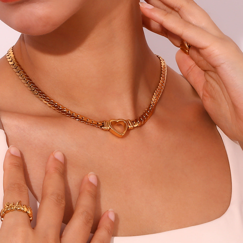 Collar con Colgante de Corazón Hueco Minimalista de Moda en Acero Inoxidable con Baño de Oro de 18K para Mujer