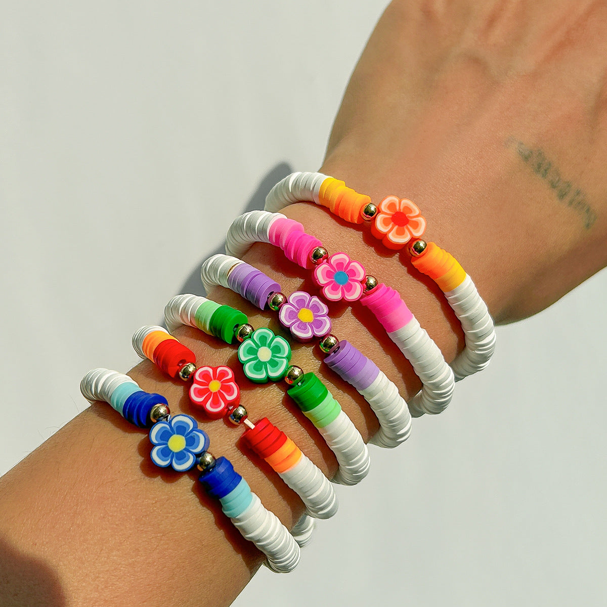 Set de pulseras apilables de arcilla polimérica hechas a mano con flores bohemias para mujer con detalles geométricos y estilo dulce y fresco