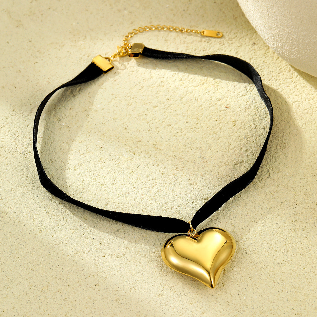 Collana con ciondolo a cuore vintage in acciaio inossidabile placcato oro 18 carati con cordino cerato da donna