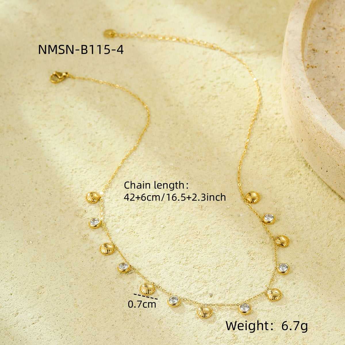 Collana da Donna Minimalista con Ciondolo a Conchiglia, Inlay in Zirconi Colorati e Catena a Serpente in Acciaio Inossidabile