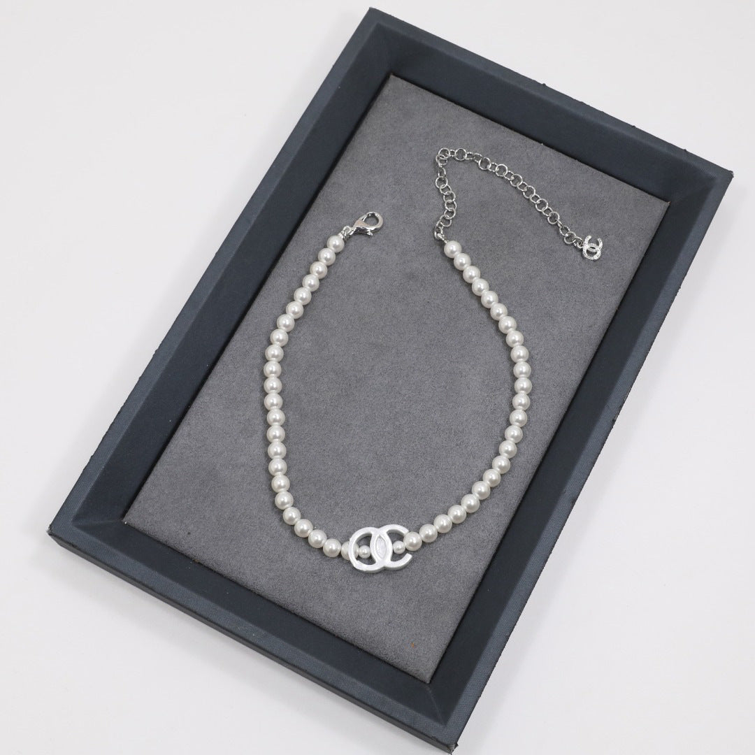 Orecchini placcati in argento sterling 925 a forma di lettera C con perle imitate, dolci ed eleganti