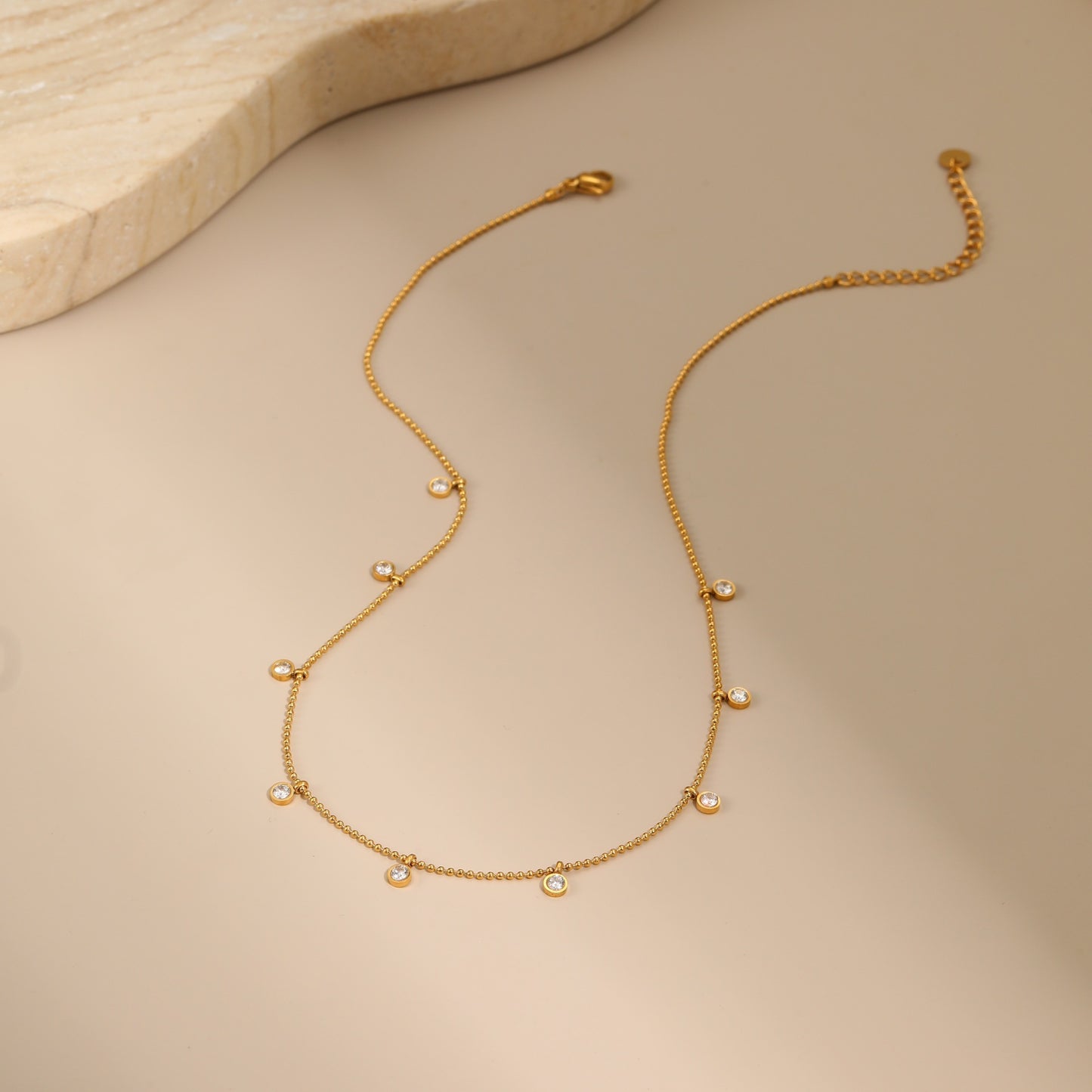 Collana geometrica in acciaio inossidabile con intarsio in zircone placcato per donna, catena alla clavicola alla moda