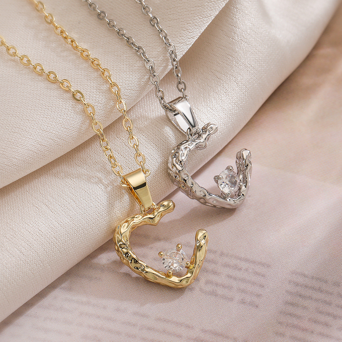 Collana con pendente geometrico minimalista da donna con base in rame placcata in oro vero e intarsio di zirconi