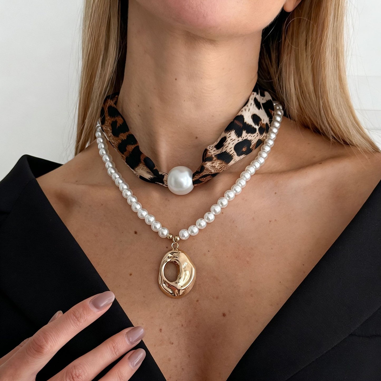 Collana da donna vintage con stampa leopardata in metallo liquido geometrica, perle finte e lega placcata in velluto